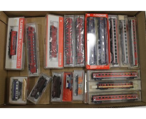 N gauge model railways, Fleischmann of Germany, 7325 Deutsche Bahn DB twin pantograph electric locomotive DB 1412840 red, 775
