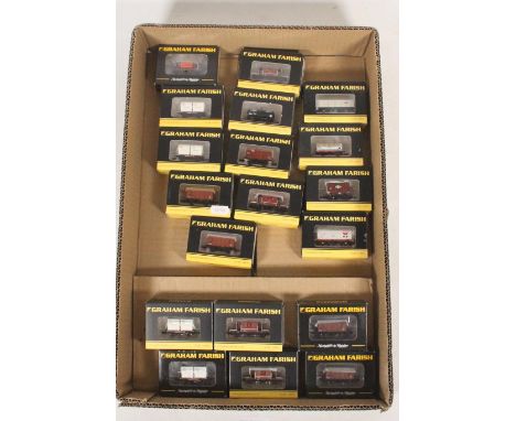 N gauge model railways, Grafar Graham Farish by Bachmann, freight rolling stock to include 377340 Conflat With 2 AF Container