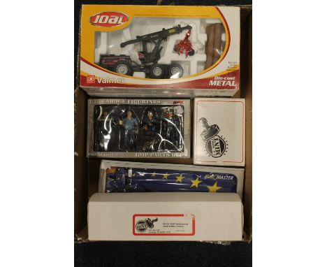 US Model Mint of Indianapolis US20 1947 Autocarrier semi trailer and US19 1947 International KB12 Red, both boxed, Joal 1:35 