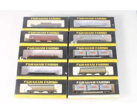 N gauge model railways, Grafar Graham Farish by Bachmann, rolling stock to include 373454A 63ft Wagon With Three 20ft P&amp;O