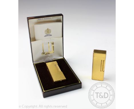 A cased Dunhill lighter, engine turned decoration throughout and numbered 'US RE 24163 Patented, Made in Switzerland', 6.3cm 