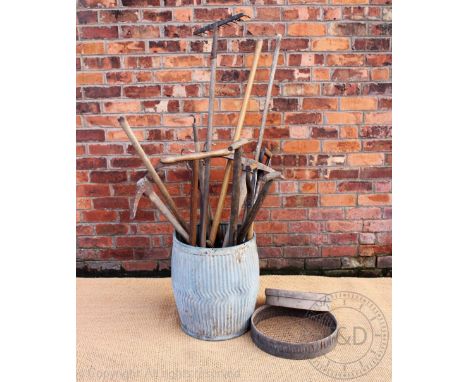 A large collection of vintage garden and workmans tools, in a galvanized ribbed wash tub (Qty)