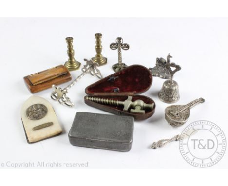 A collection of assorted small silver and plated wares, to include; a silver knife rest London 1903, a silver filligree mando