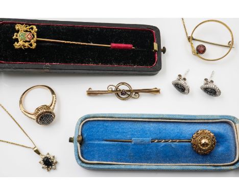 A GROUP OF MOSTLY GOLD JEWELLERY (7)Comprising; a 9ct gold and enamelled stick pin, with a coat of arms motif, another stick 