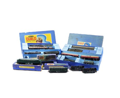 A BOXED HORNBY DUBLO ELECTRIC TRAIN SETS AND A COLLECTION OF OTHER CARRIAGES (QTY)20th Century The boxed set comprising 'The 