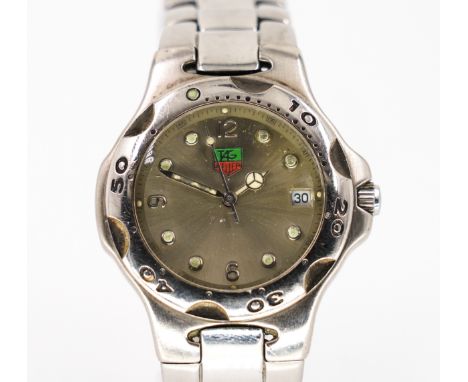 A TAG HEUER STEEL GENTLEMAN'S BRACELET WRISTWATCHThe signed silvered dial with luminous dot and silvered Arabic numerals, dat