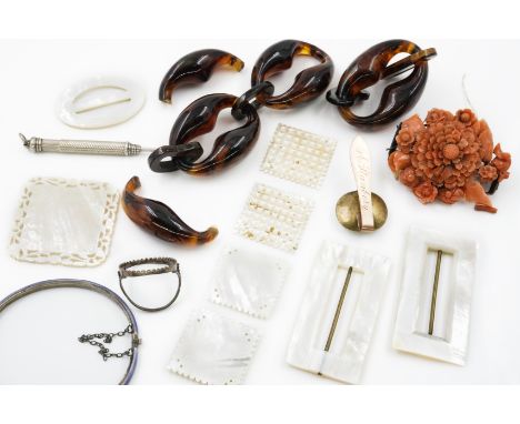 A MAUVE ENAMELLED OVAL HINGED BANGLE, A CORAL BROOCH AND FURTHER ITEMS (QTY)A ring mount, a propelling pencil, a clip fitting
