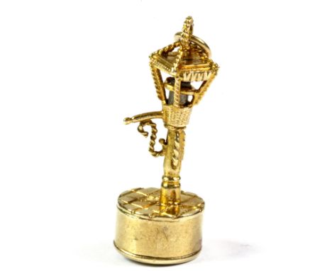 A 9ct yellow gold street lamp shaped pendant/charm with miniature battery light, L. 4cm.