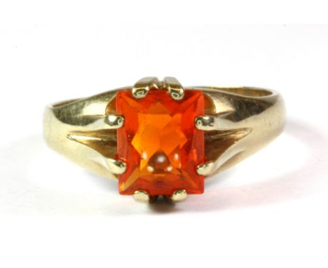 A gentleman's 9ct yellow gold ring set with a fire opal, (Z.5).