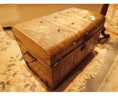 Metal trunk with carry handles 71 x 50 x 46 cm