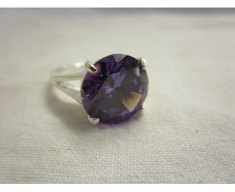 Silver amethyst set ring