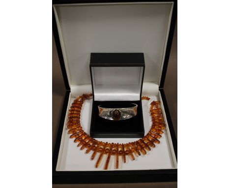 A BOXED AMBER TYPE NECKLACE TOGETHER WITH A WHITE METAL AND AMBER BANGLE (2)