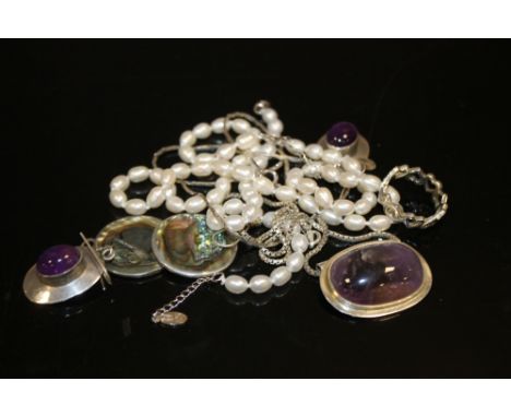 A SILVER MOUNTED PEARL NECKLACE AND BRACELET TOGETHER WITH ASSORTED SILVER JEWELLERY