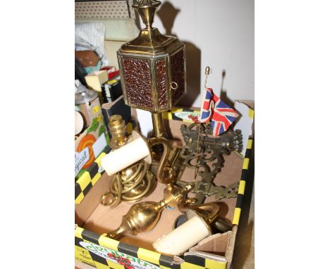 A TRAY OF BRASSWARE TO INCLUDE A LAMP, WALL LIGHT ETC