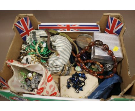 A TRAY OF COLLECTABLES AND COSTUME JEWELLERY TO INCLUDE AN AMBER STYLE BEAD NECKLACE, SILVER BANGLE, ROTARY WRISTWATCH ETC