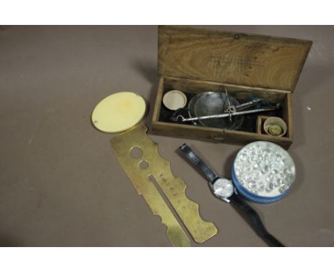 A BOX OF COLLECTABLES TO INCLUDE A SET OF VINTAGE SCALES
