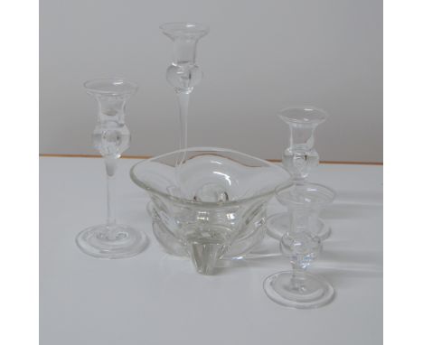 GRADUATED SET OF 4 CLEAR GLASS THISTLE SHAPED CANDLE STICKS WITH AIR BUBBLE INCLUSIONS AND 1 SQUARE FORM CLEAR GLASS BOWL, TO