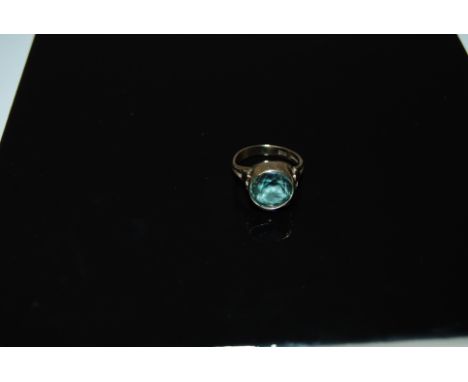 9CT YELLOW GOLD RING SET WITH AN AQUA BLUE COLOURED STONE SIZE K 1/2, 4.0 GR.
