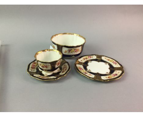 GRAINGER &amp; CO. WORCESTER PART TEA SERVICE, decorated with floral panels