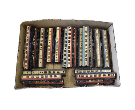 Twenty Hornby OO gauge model railway passenger coachesQty: 20Condition report:Note: This item was originally pictured with 2x