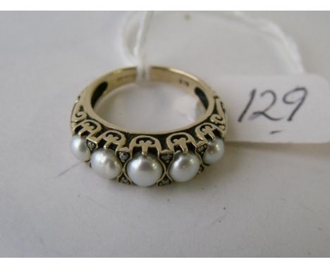 9ct pearl and diamond ring      