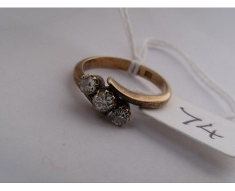 18ct gold three stone diamond ring approx size K   