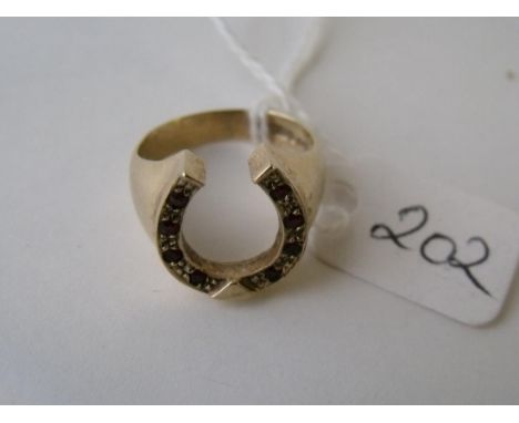 9ct garnet set horseshoe ring approx  size M  5.6g   