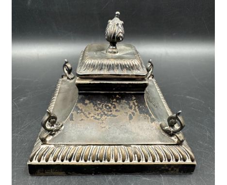 A silver inkwell with glass liner by Hawksworth, Eyre & Co Ltd, hallmarked for Sheffield 1905.