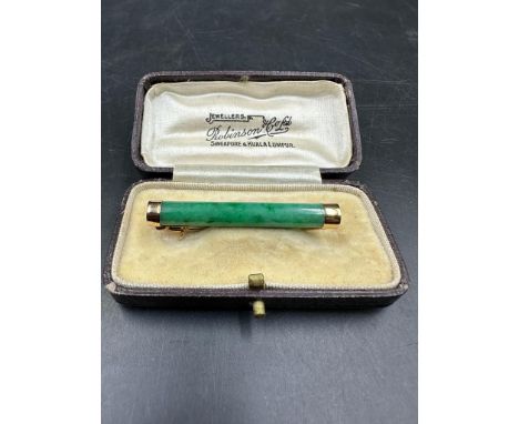 A jade tie clip set in 18ct gold (length 45mm)