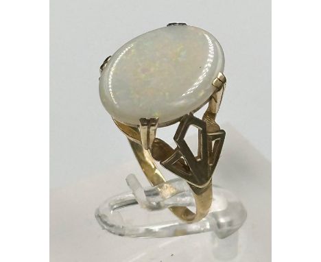 A 9ct gold and opal ring, approximate weight 3g.