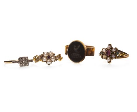 GENTLEMAN'S GOLD SEAL RING, set with an oval section of bloodstone carved to depict a bird, in fifteen carat gold, size P 1/2