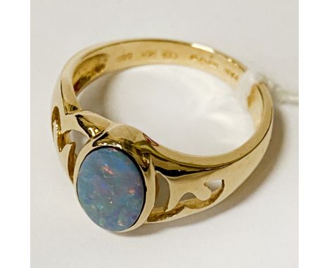 14 CARAT GOLD &amp; OPAL RING SIZE M