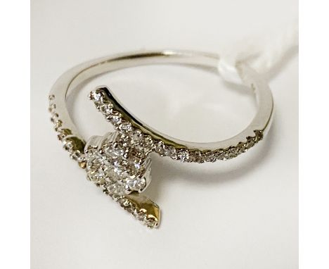 18CT WHITE GOLD &amp; DIAMOND RING - SIZE M