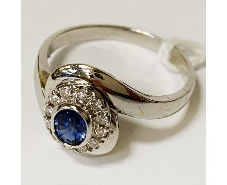 18CT WHITE GOLD DIAMOND &amp; TOPAZ RING - SIZE P