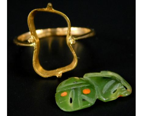 A 9ct gold ring frame, and loose jade style frog centre, 1.4g all in.  (M)