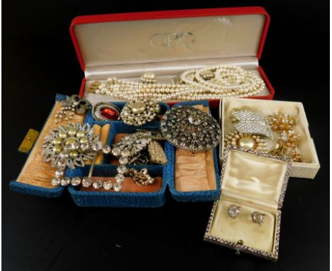 Various good quality costume jewellery, to include elaborate brooches, Ciro pearl set, Art Deco style clips, etc.  (M)