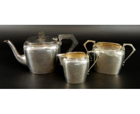 An Edwardian silver three piece tea set, comprising teapot, 13cm high, milk jug, 7cm high, and sugar bowl, 8cm high, each of 