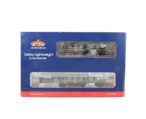 Bachmann OO gauge model railway diesel locomotive set 32-516 Derby Lightweight two car DMU BR green with speed whiskers, 8/6D