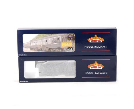 Bachmann OO gauge model railway locomotive set 32-900 class 108 DMU 2 car BR green with speed whiskers, DCC ready, boxed.