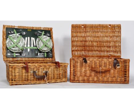 Brexton - An original vintage mid 20th Century Brexton made travelling / classic car picnic hamper set. Appears 100% complete