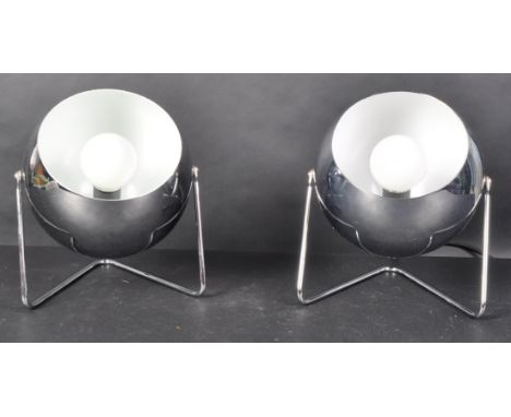 A matching pair of late 20th Century&nbsp;atomic Eyeball desk / table lamp light in the manner of Gino Sarfatti for Arteluce.