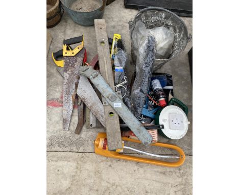AN ASSORTMENT OF TOOLS TO INCLUDE A GATE LATCH, A GALVANISED BUCKET AND SAWS ETC 