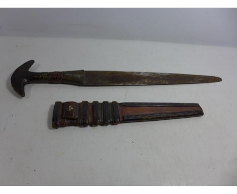 AN AFRICAN KNIFE AND SCABBARD, 30CM BLADE, LEATHER AND BRASS GRIP, LENGTH 44CM (A/F) 