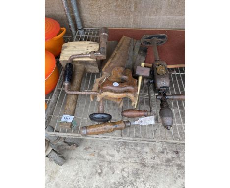 AN ASSORTMENT OF VINTAGE HAND TOOLS TO INCLUDE SAWS, A BRACE DRILL AND AN IXION DRILL ETC 