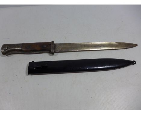 AN IMPERIAL GERMAN WORLD WAR I S84/98 BAYONET AND SCABBARD, 24.5CM BLADE, LENGTH 41CM 