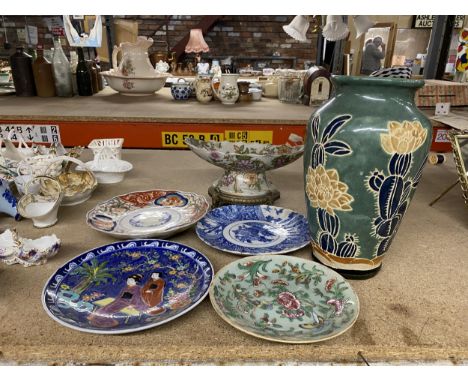 THREE VINTAGE ORIENTAL PLATES, ONE WITH CHARACTER MARKS TO THE BASE, A VICTORIAN FOOTED BOWL WITH METAL BASE, STUDIO POTTERY 