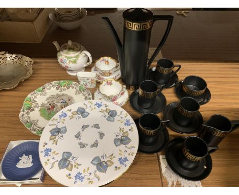 A BLACK PORTMEIRION COFFEE SET WITH 'GREEK KEY' DETAIL TO INCLUDE A COFFEE POT, CREAM JUG, SUGAR BOWL, CUPS AND SAUCERS, PLUS