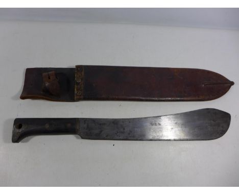 A WORLD WAR II MILITARY MACHETTE AND SCABBARD DATED 1940, 37CM BLADE 