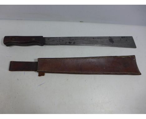 A BRITISH MID 20TH CENTURY COMMANDO ISSUE MACHETE AND LEATHER SCABBARD, 36CM BLADE, LENGTH 50CM 