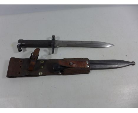 A MID 20TH CENTURY SWEDISH 1896 BAYONET AND SCABBARD, 21CM BLADE WITH FLAT SPRING TRAINING CLIP 